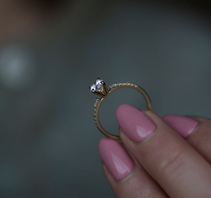 round-solitaire-cvd-f-vvs1-diamond-engagement-ring