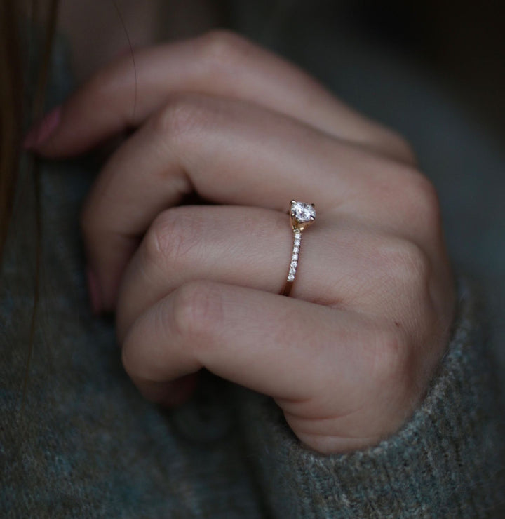 round-solitaire-cvd-f-vvs1-diamond-engagement-ring