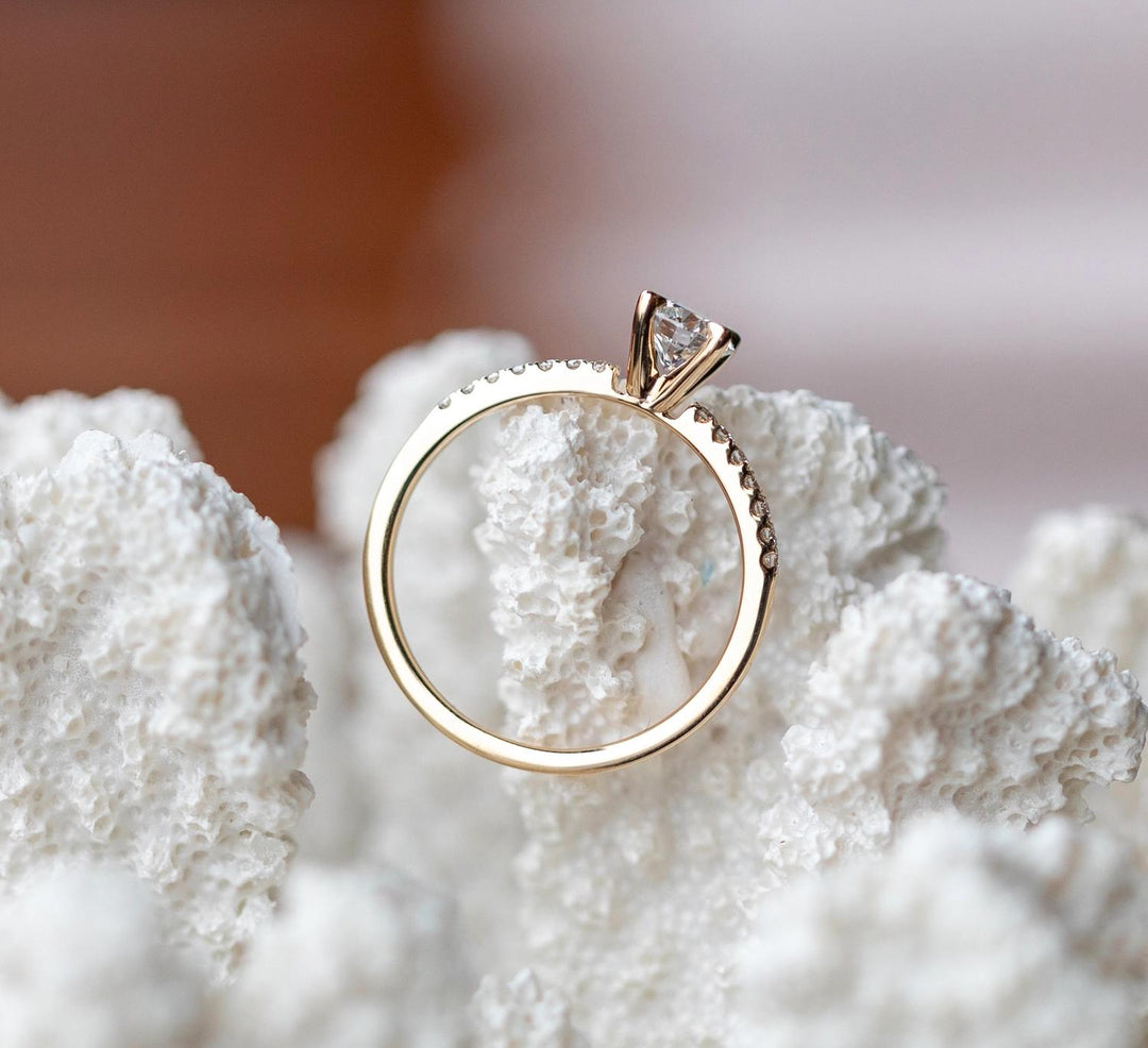 round-solitaire-cvd-f-vvs1-diamond-engagement-ring