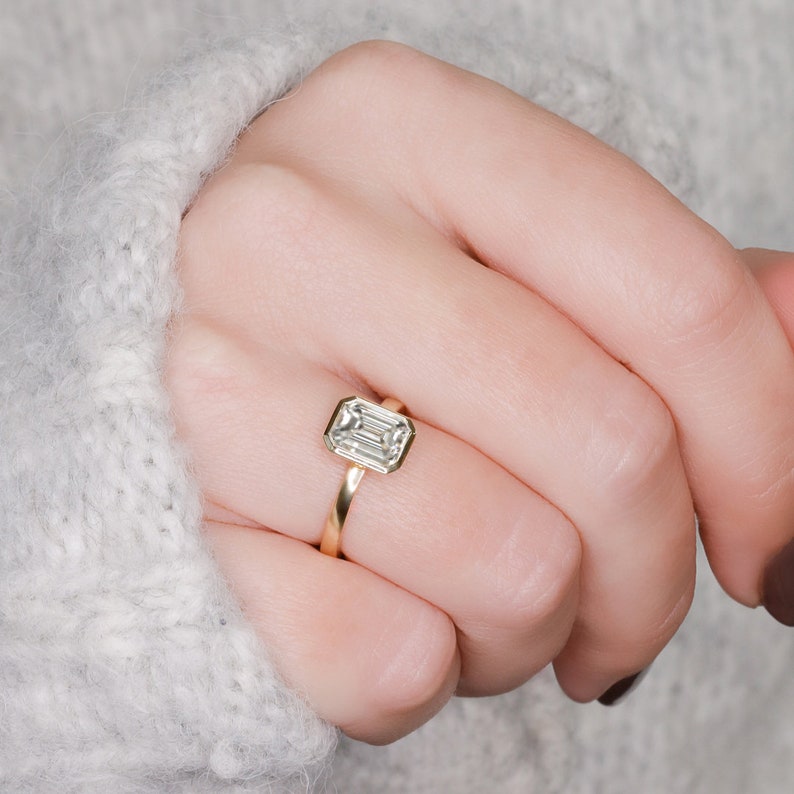 emerald-bezel-g-vvs2-diamond-engagement-ring