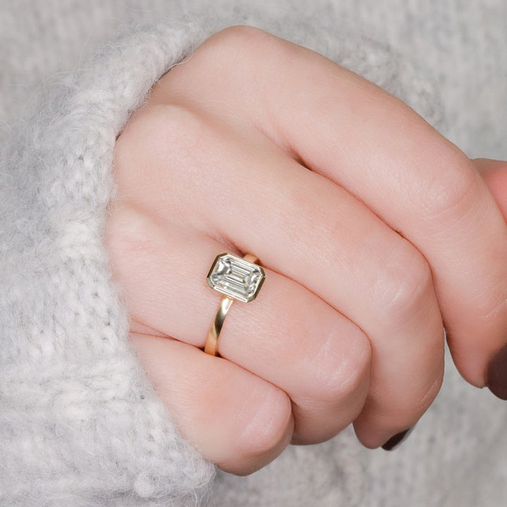 emerald-bezel-g-vvs2-diamond-engagement-ring