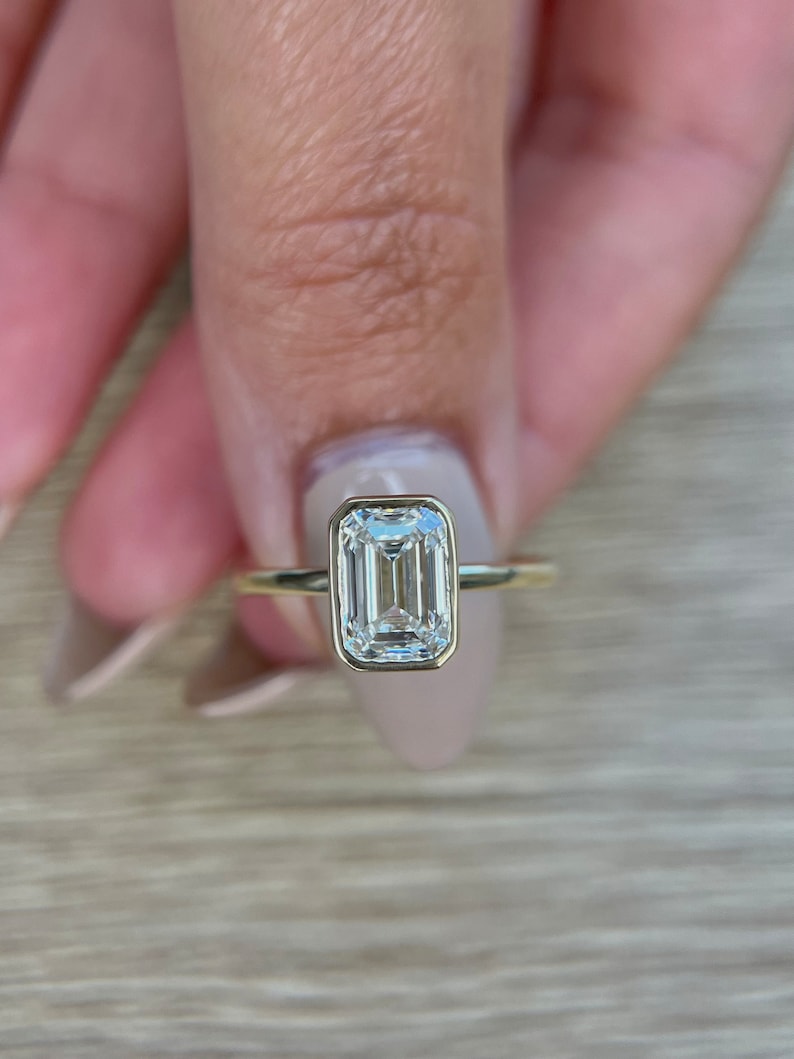 emerald-bezel-cvd-g-vs2-diamond-engagement-ring