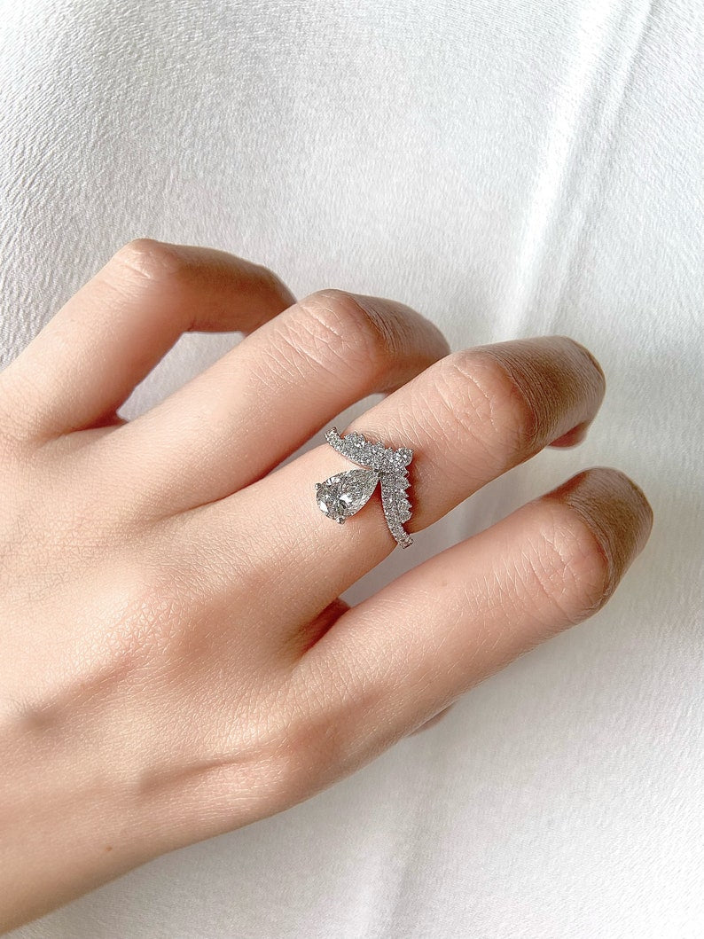 1.0ct-2.0ct Pear Cut Lab Grown Chevron Diamond Engagement Ring