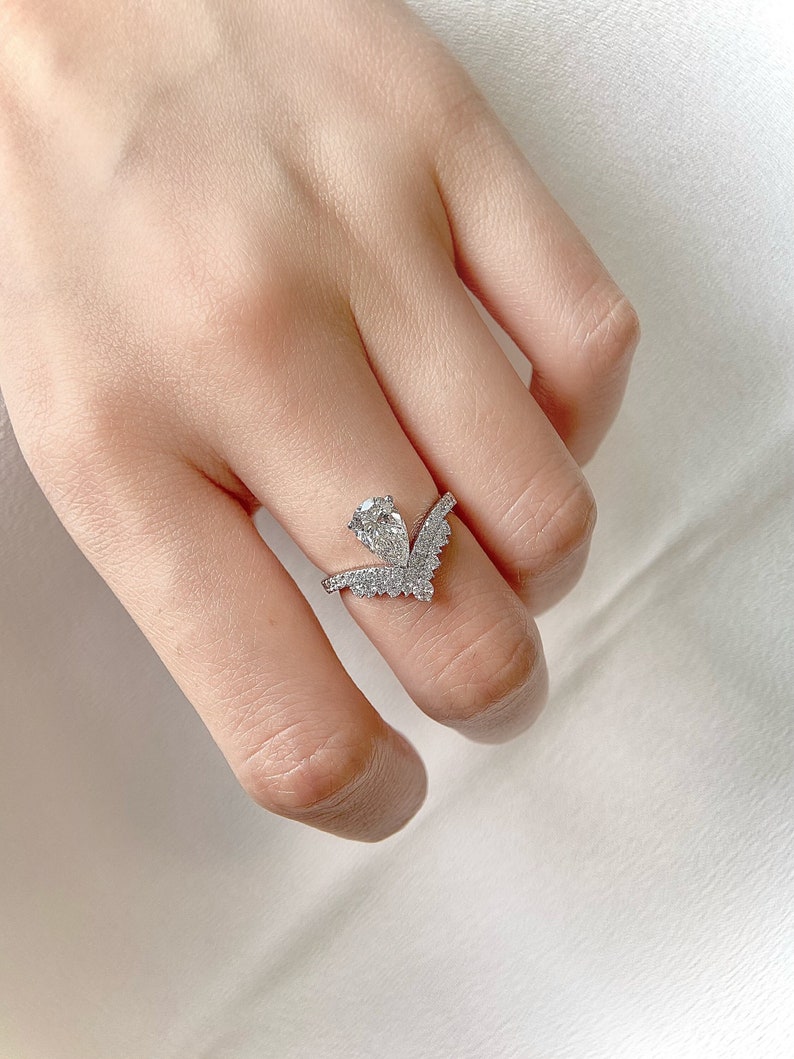 1.0ct-2.0ct Pear Cut Lab Grown Chevron Diamond Engagement Ring