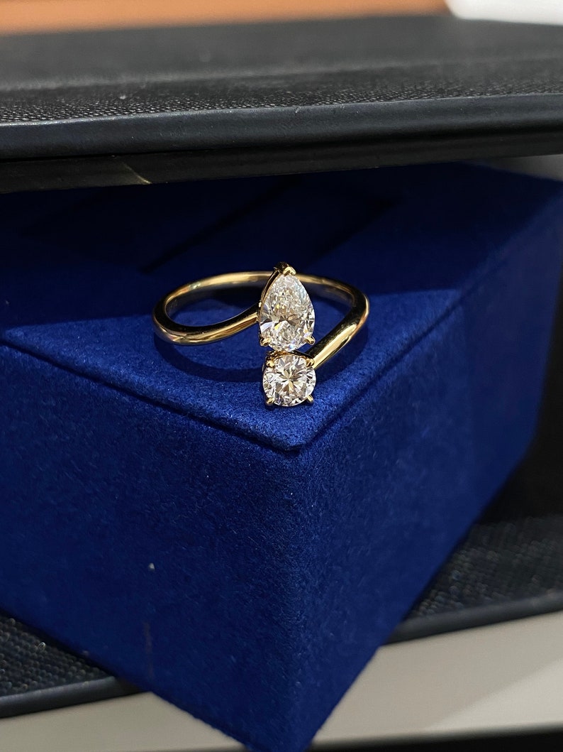 1.0ct-2.0ct Pear & Round Cut Lab Grown Diamond Toi Et Moi Engagement Ring