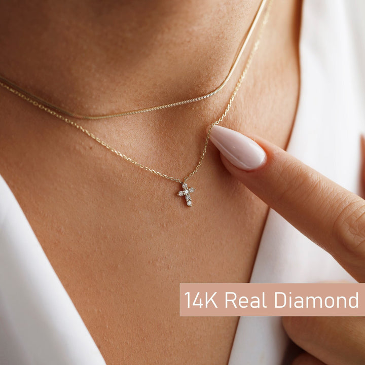 Round Cut Cross Diamond Lab Grown Necklace In 18K Gold