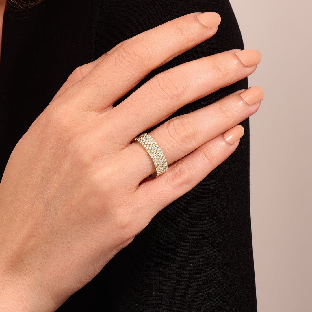 Round Cut Diamond CVD Flat Wedding Band in 18K Gold