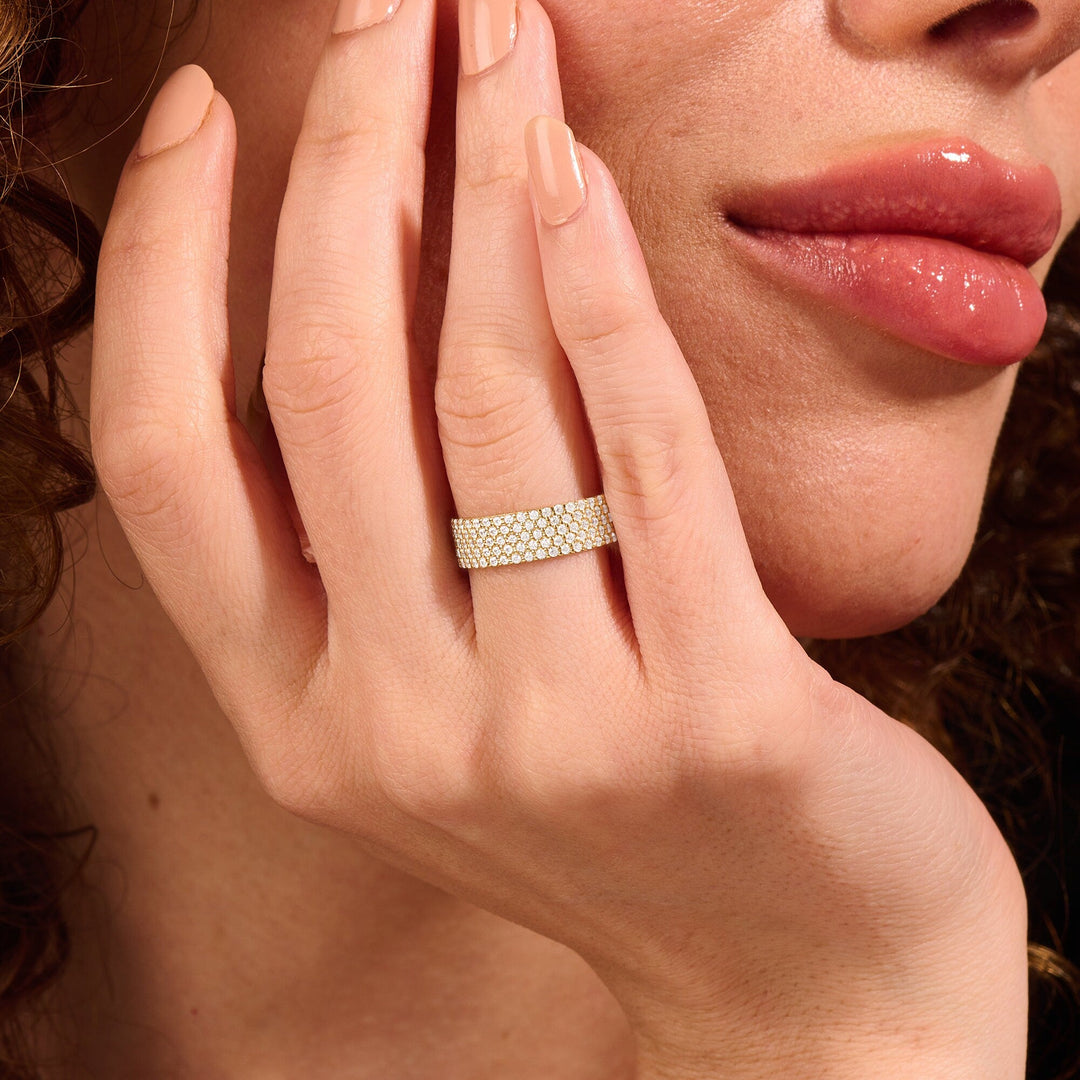 Round Cut Diamond CVD Flat Wedding Band in 18K Gold