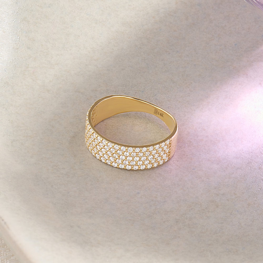 Round Cut Diamond CVD Flat Wedding Band in 18K Gold