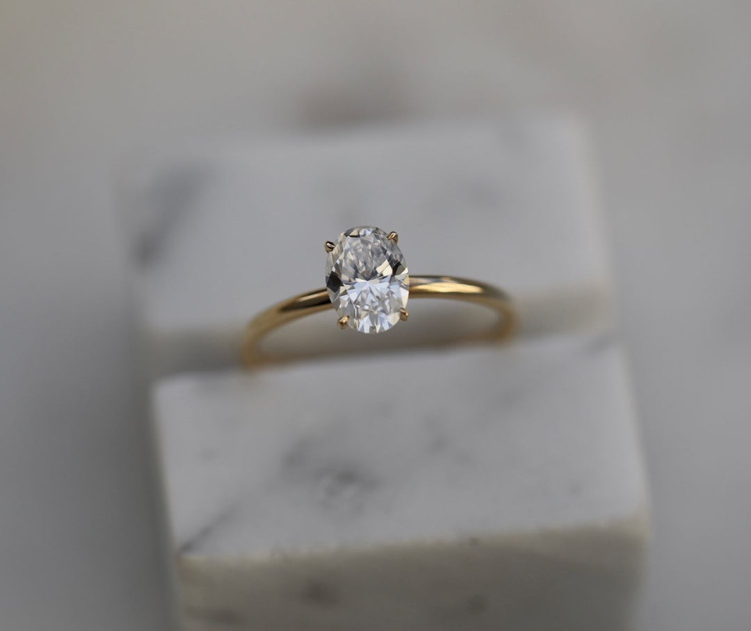 0-91-ct-oval-solitaire-cvd-e-vvs2-diamond-engagement-ring