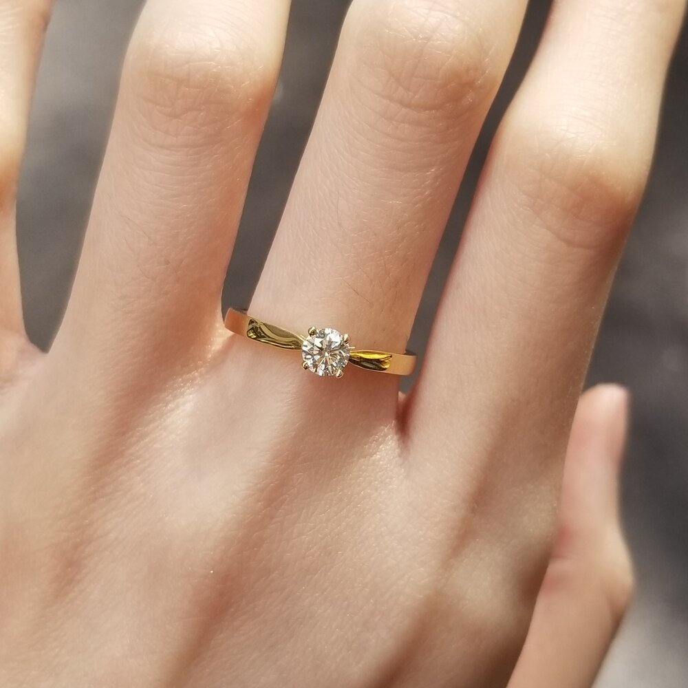 round-solitaire-cvd-f-vs1-diamond-engagement-ring