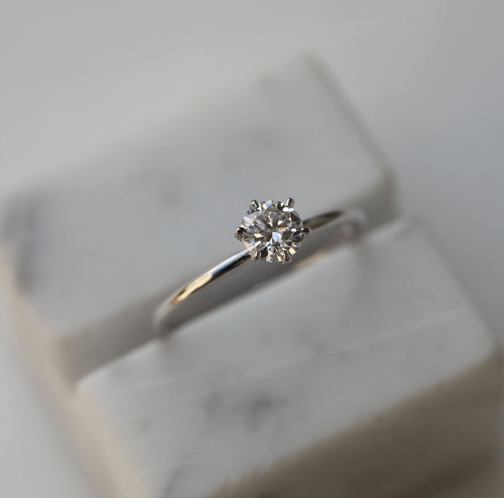 round-solitaire-cvd-g-vvs2diamond-engagement-ring