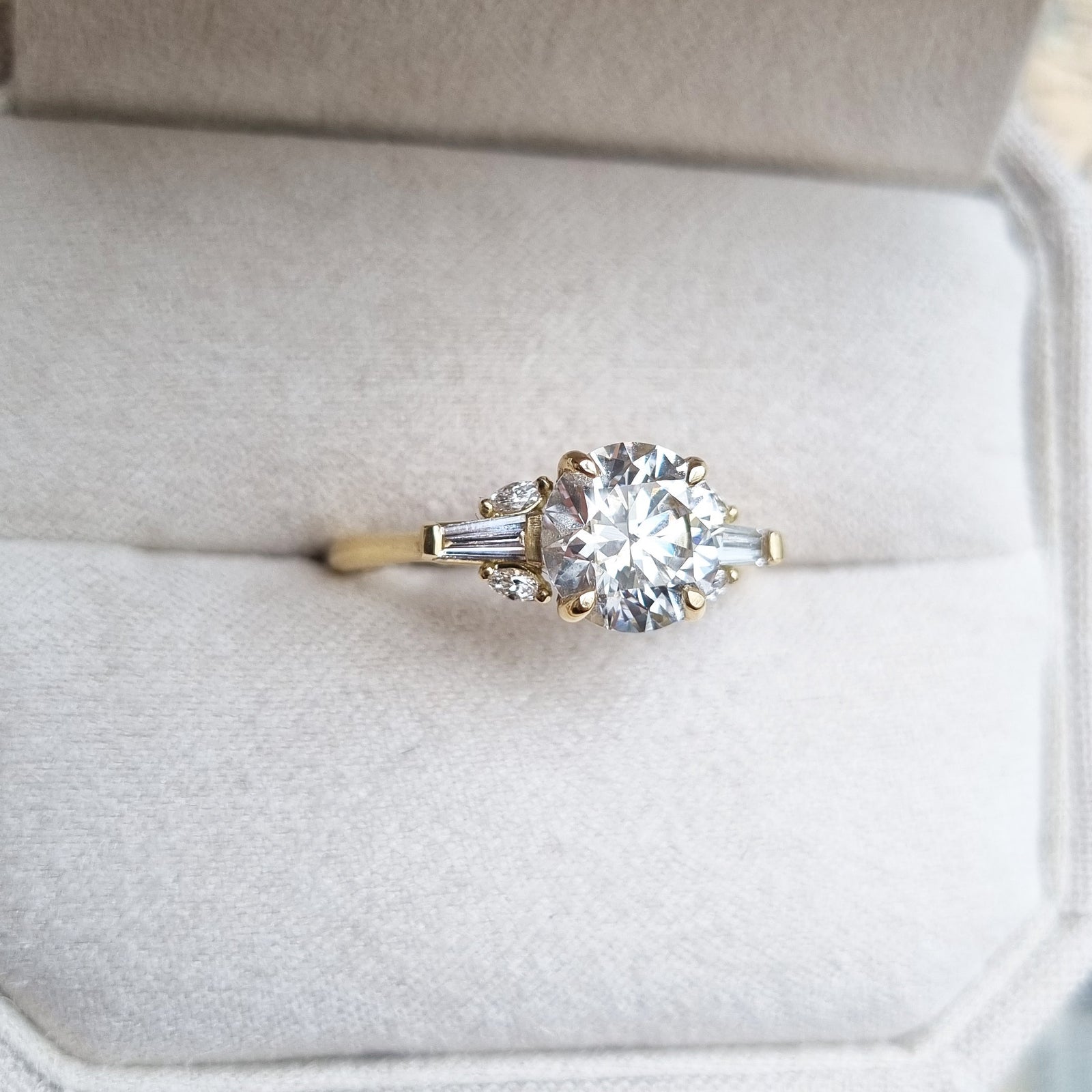 round-cut-cluster-e-vvs2-lab-grown-diamond-engagement-ring