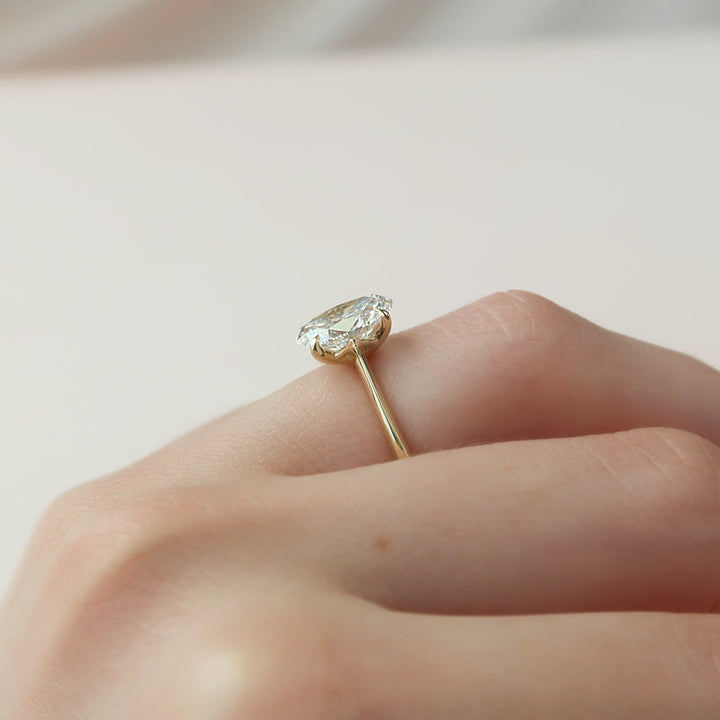 3.50CT Oval Lab Grown F/VS2 Unique Solitaire Diamond Engagement Ring