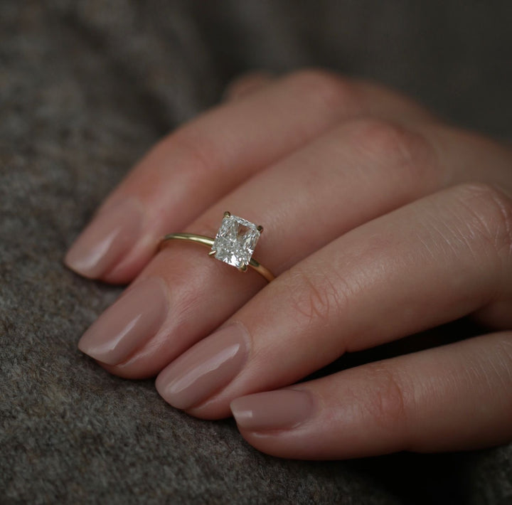radiant-solitaire-cvd-e-vvs2-diamond-engagement-ring