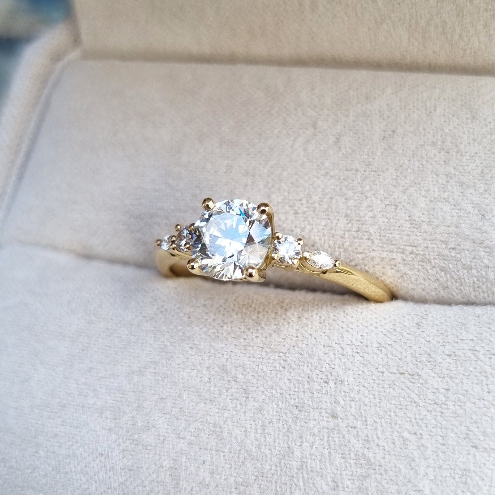 round-pave-setting-d-vs1-lab-grown-diamond-engagement-ring