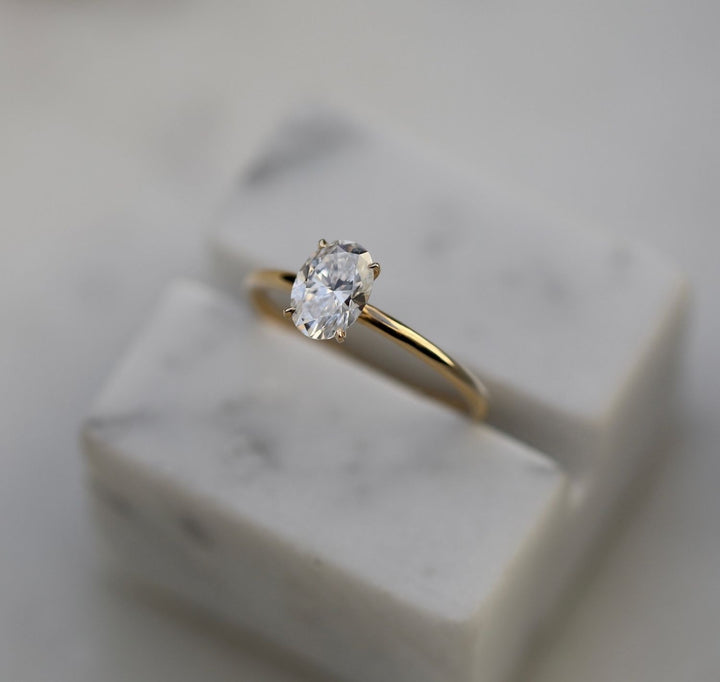 0-91-ct-oval-solitaire-cvd-e-vvs2-diamond-engagement-ring