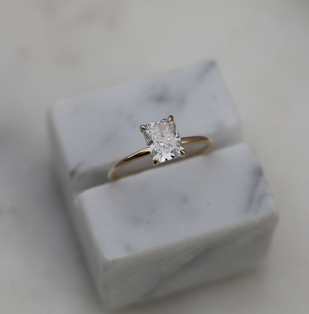 radiant-solitaire-cvd-e-vvs2-diamond-engagement-ring