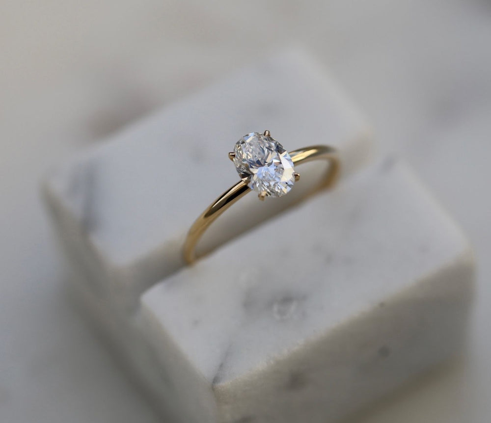 oval-solitaire-cvd-e-vvs2-diamond-engagement-ring
