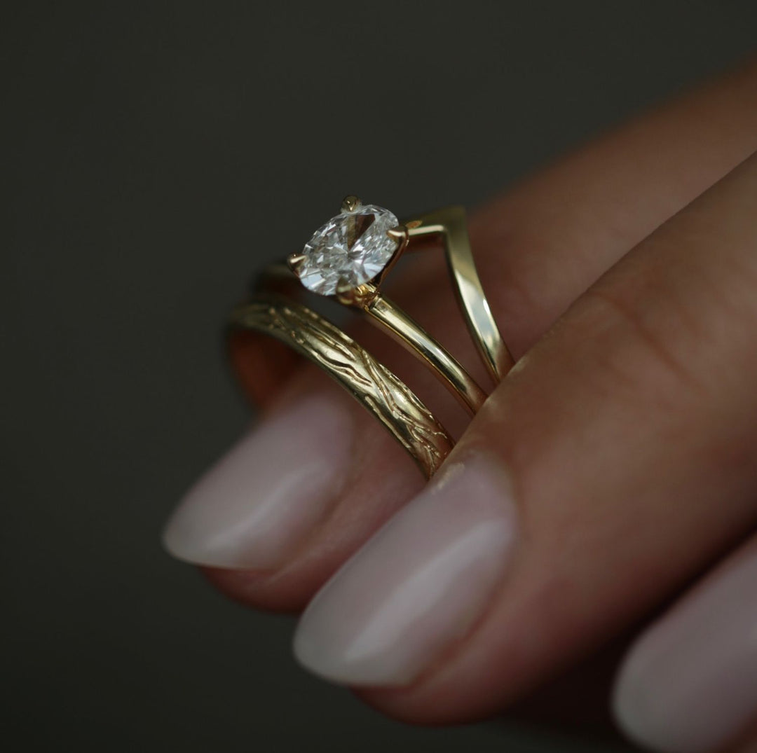oval-solitaire-cvd-e-vvs2-diamond-engagement-ring