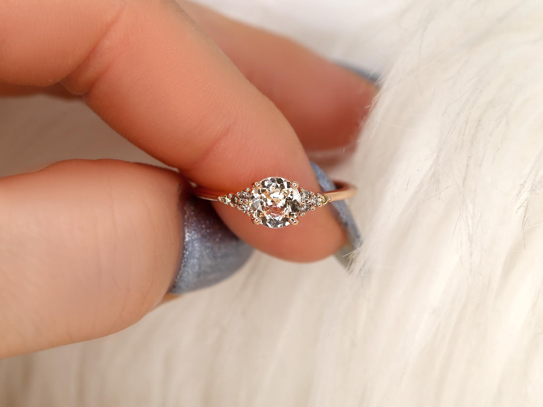 Peach Sapphire Ring
Champagne Diamond
Round Cut Sapphire
Lab Grown Diamond