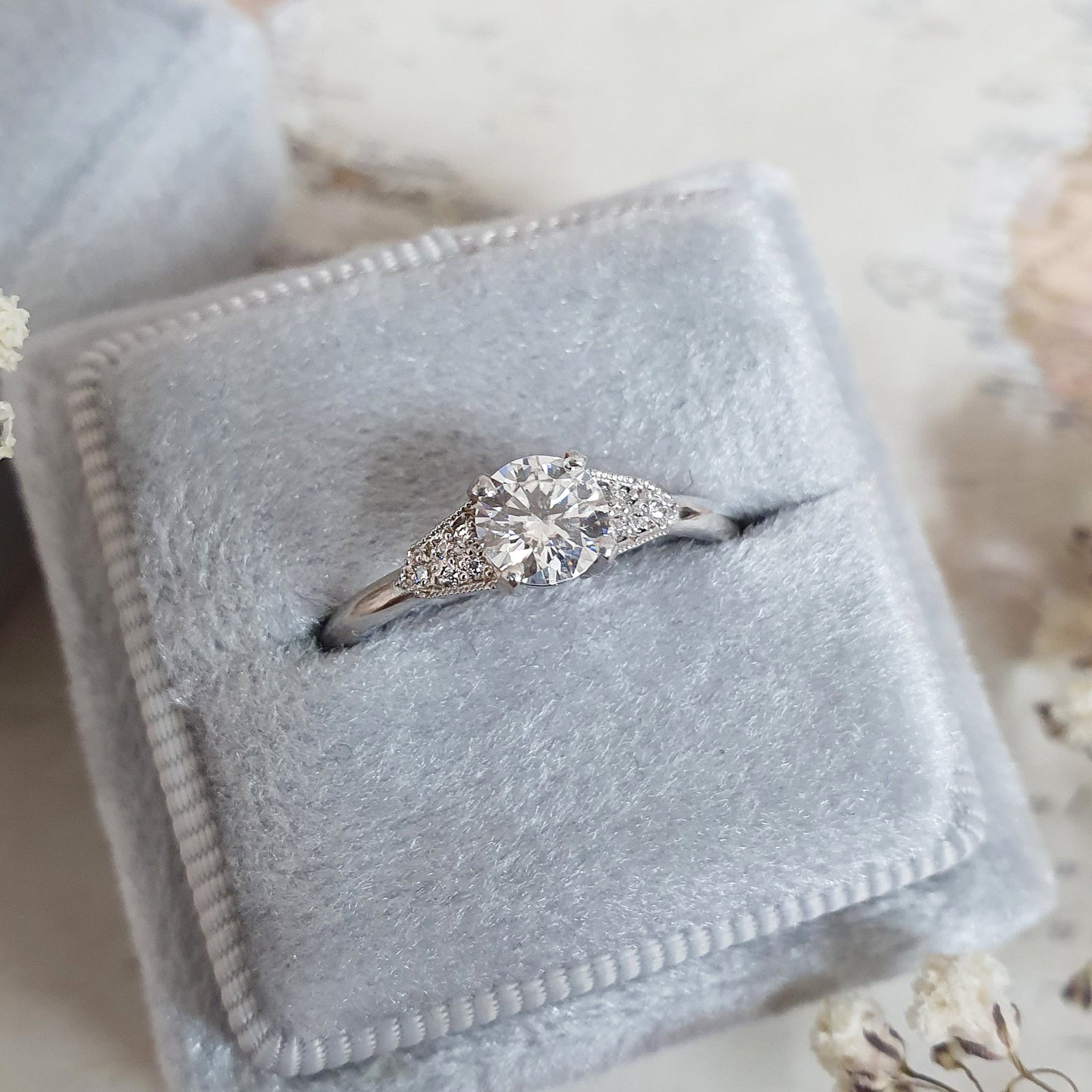 round-milgrain-style-f-vs1-lab-grown-diamond-engagement-ring