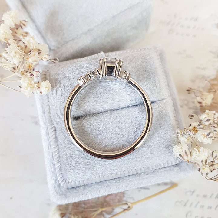 round-cluster-style-d-vs1-lab-grown-diamond-engagement-ring