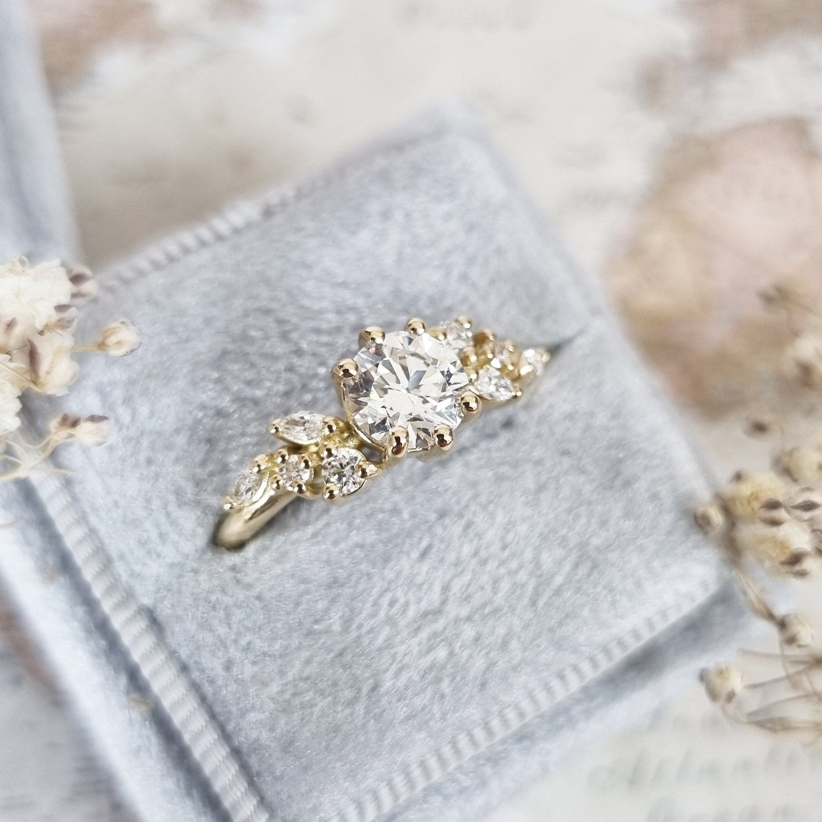 round-cluster-style-d-vvs2-lab-grown-diamond-engagement-ring