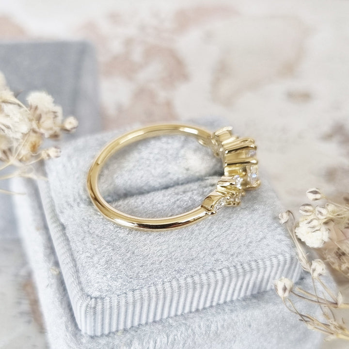 round-cluster-style-d-vvs2-lab-grown-diamond-engagement-ring