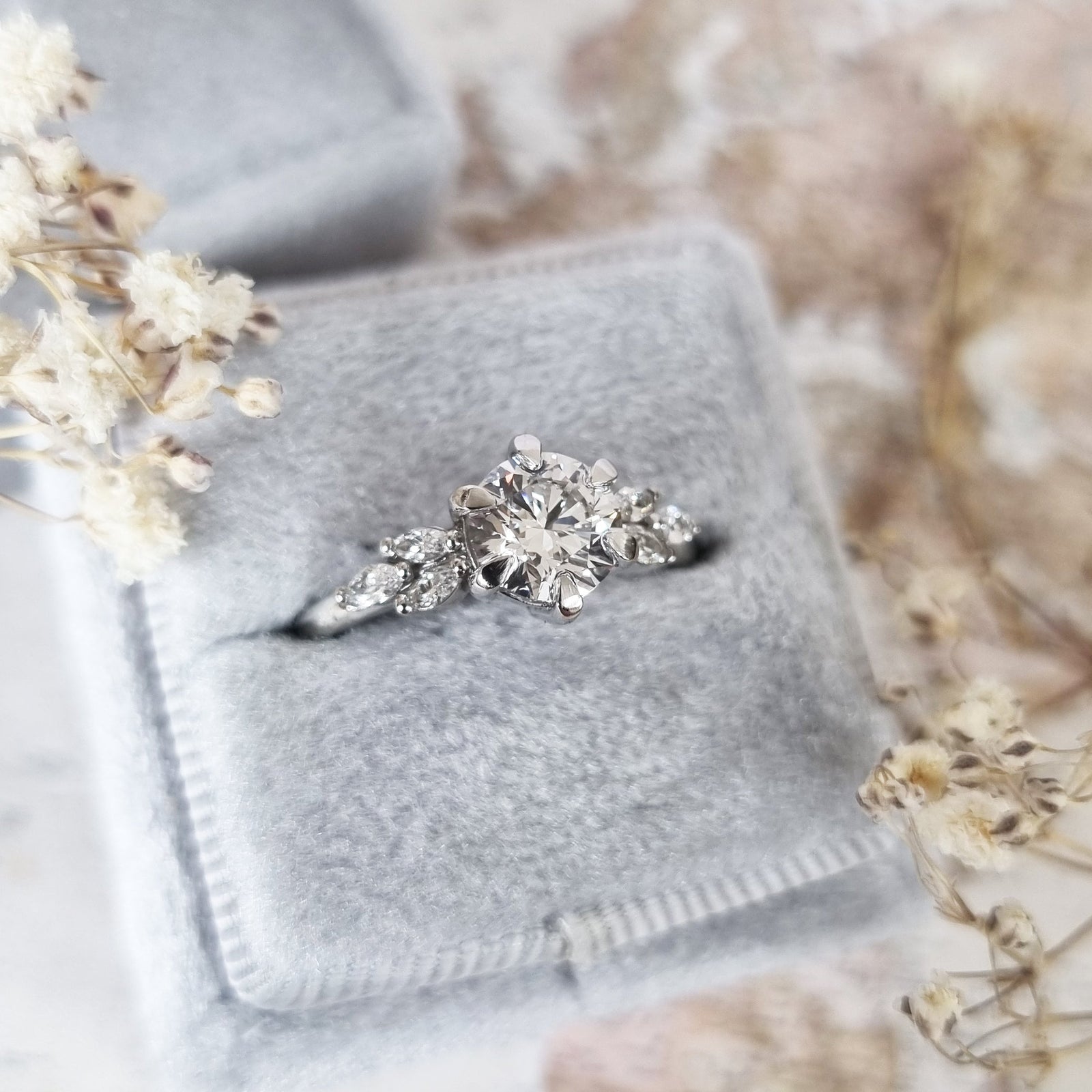 round-cut-cluster-e-vs1-lab-grown-diamond-engagement-ring