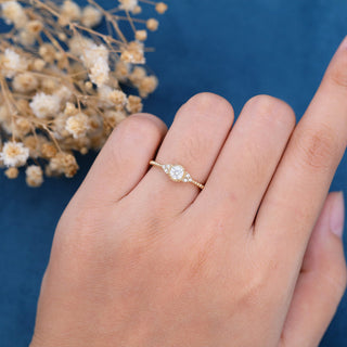 round-shaped-moissanite-cluster-engagement-ring-3