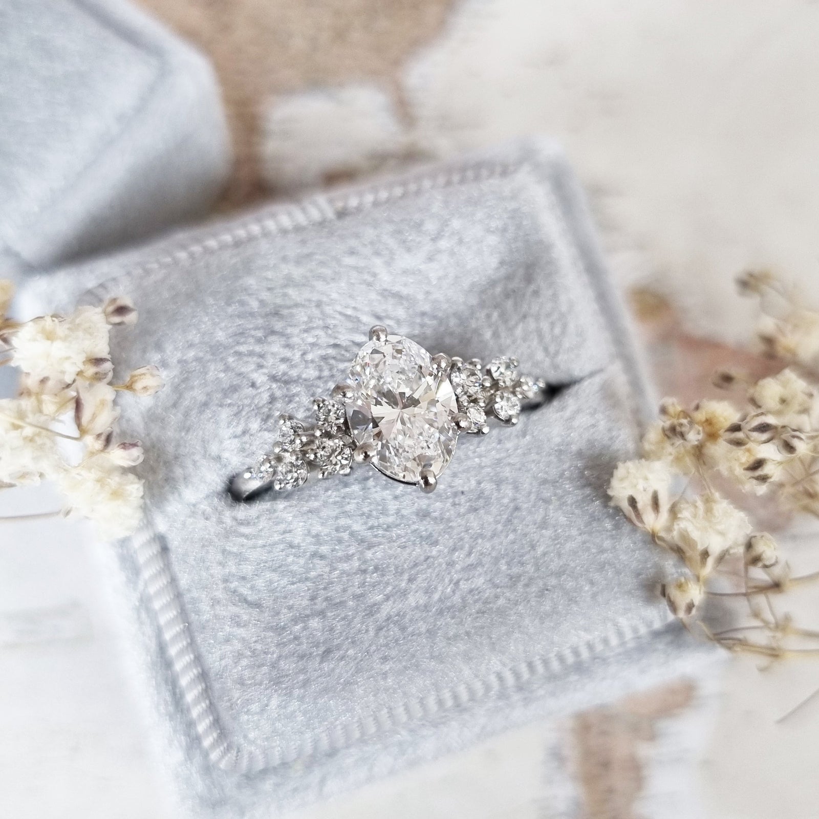 round-cut-cluster-e-vs1-lab-grown-diamond-engagement-ring