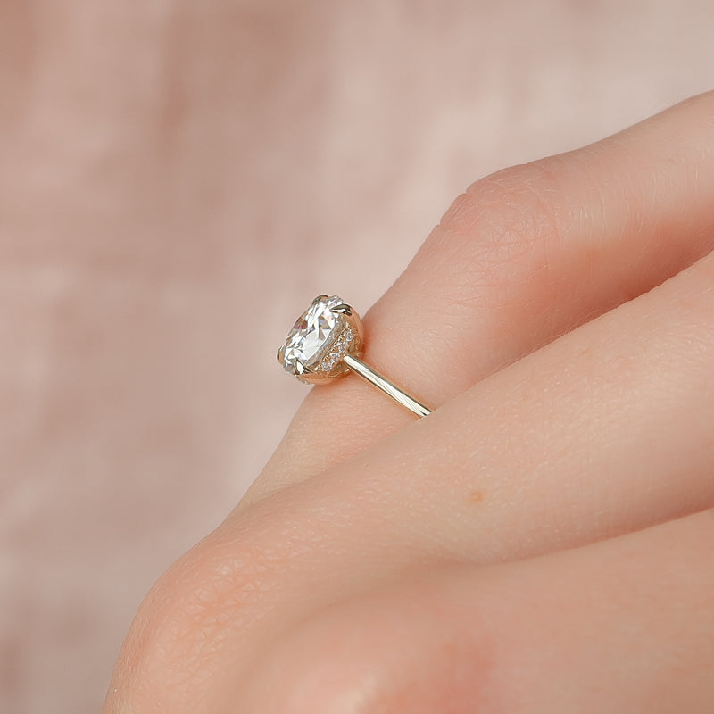  Round sophisticated engagement ring, Round trendy engagement ring, Round fashionable engagement ring, Round ethical engagement ring,
