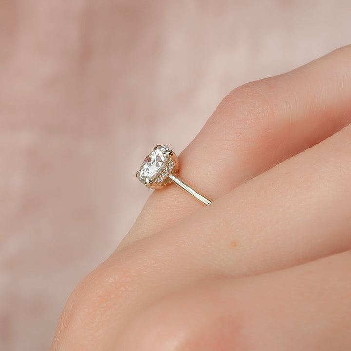  Round sophisticated engagement ring, Round trendy engagement ring, Round fashionable engagement ring, Round ethical engagement ring,