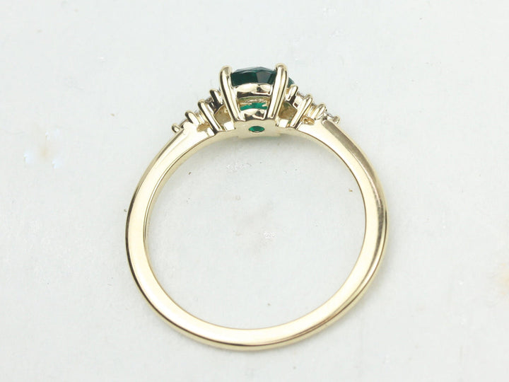 Lab Grown Jewelry
Alternative Bridal
Ethical Engagement
Round Gemstone Ring
Statement Emerald
Emerald Halo Cluster
Dainty Emerald Ring
Fancy Green Emerald