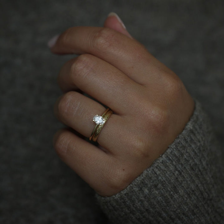 oval-solitaire-cvd-e-vvs2-diamond-engagement-ring