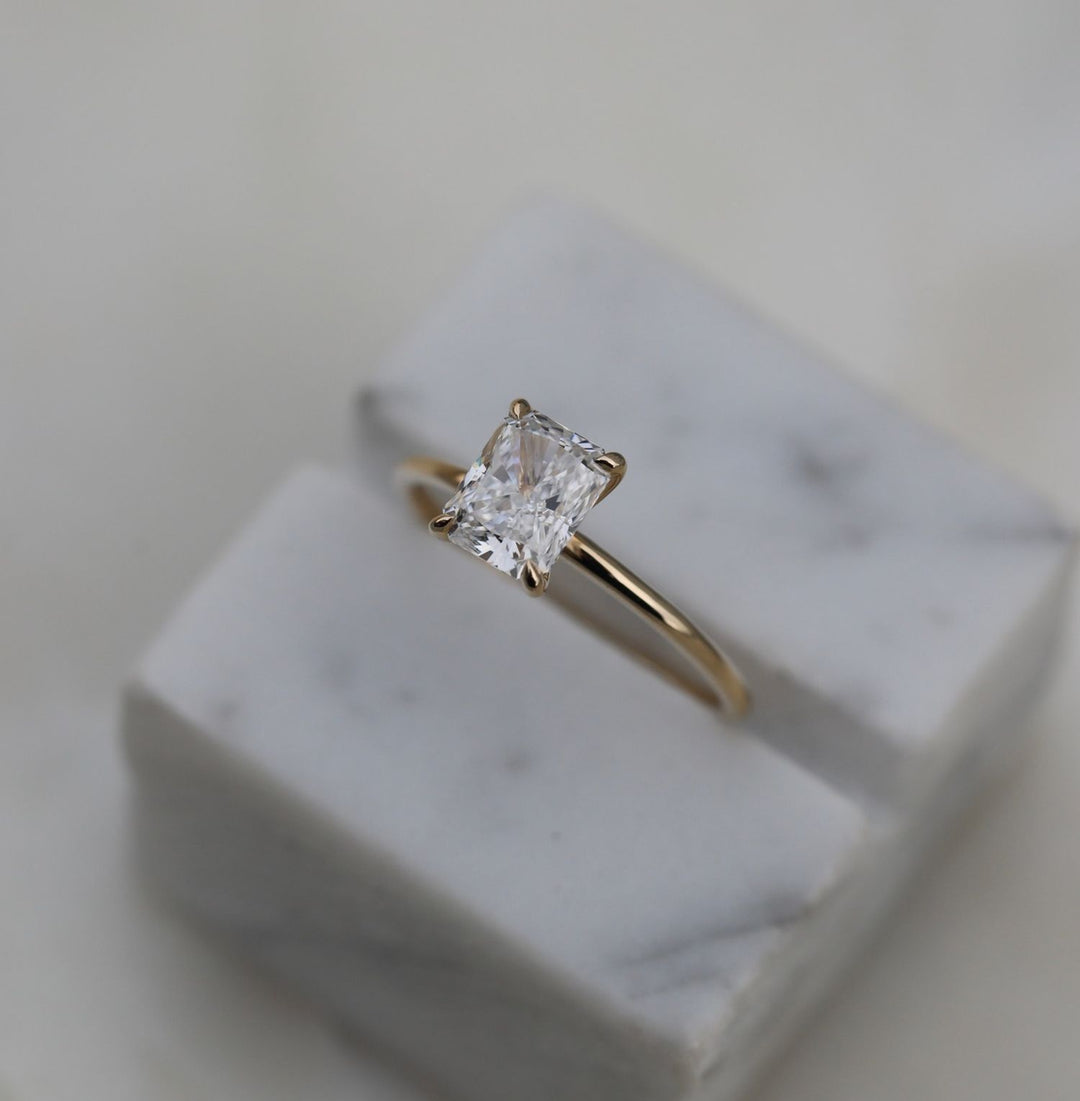 radiant-solitaire-cvd-e-vvs2-diamond-engagement-ring