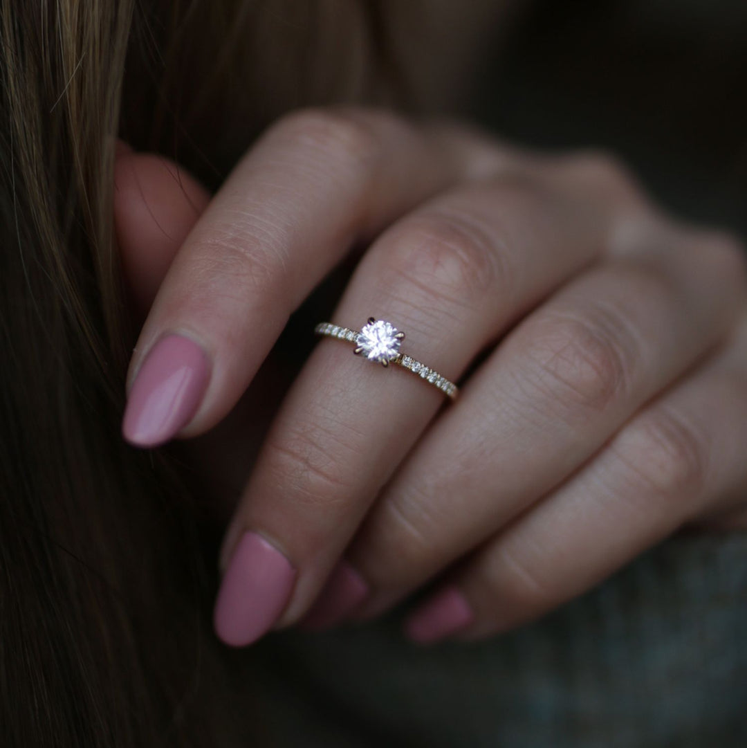 round-solitaire-cvd-f-vvs1-diamond-engagement-ring