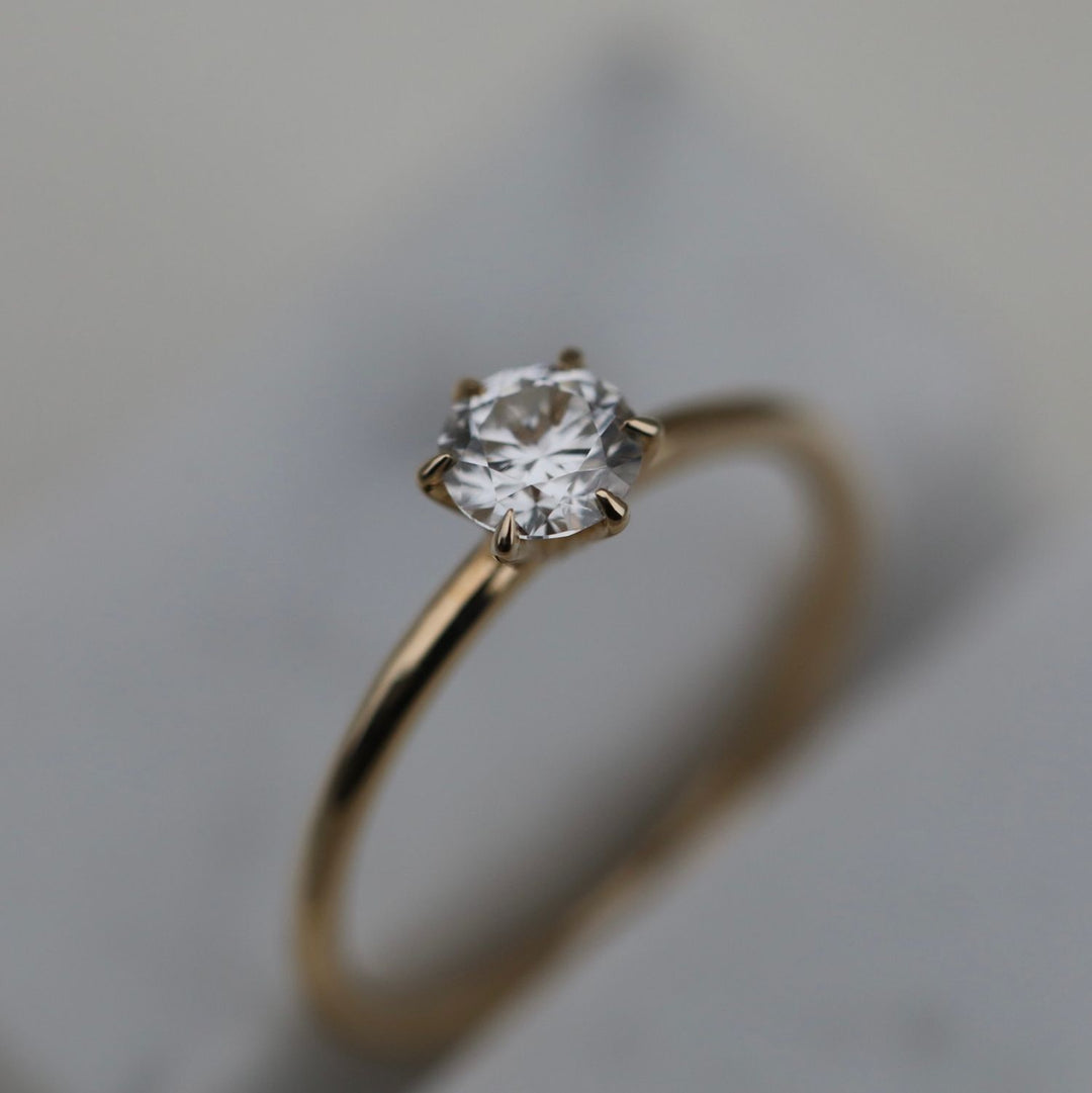 round-solitaire-cvd-e-vs2-diamond-engagement-ring