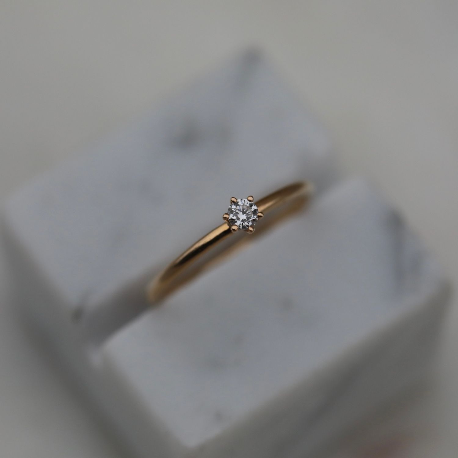 round-solitaire-cvd-g-vs1-diamond-engagement-ring