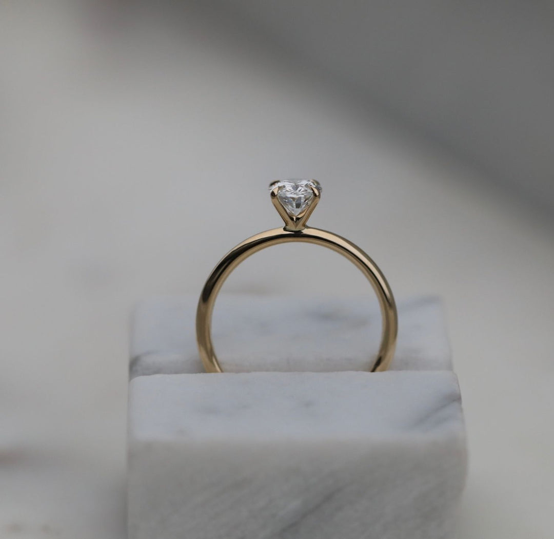 0-91-ct-oval-solitaire-cvd-e-vvs2-diamond-engagement-ring
