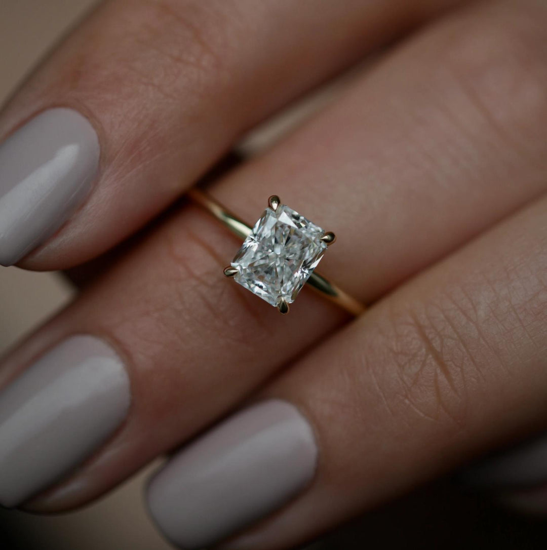 radiant-solitaire-cvd-e-vvs2-diamond-engagement-ring