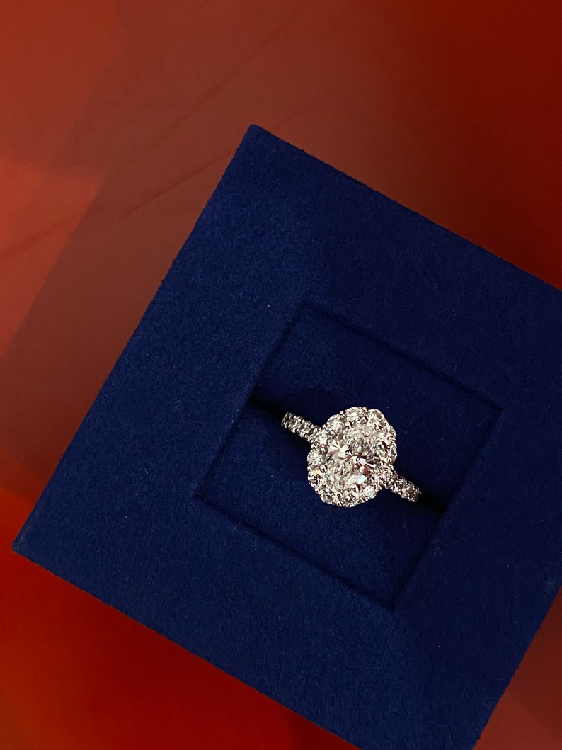 1.0ct-2.0ct Oval Cut Lab Grown Diamond Halo Engagement Ring