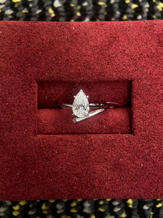 1.0ct-2.0ct Pear Cut Lab Grown Diamond Unique Solitaire Engagement Ring