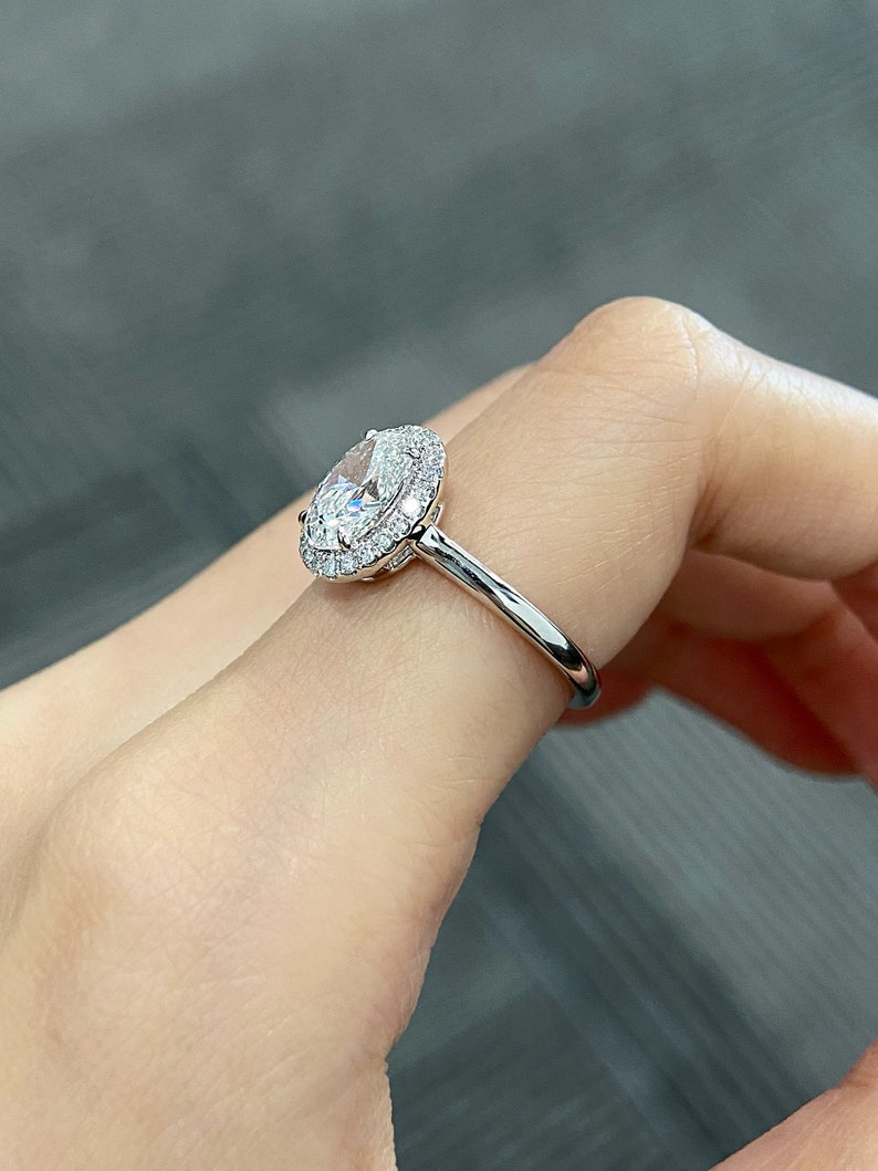 1.50ct-2.50ct Oval Cut Lab Grown Diamond Halo Engagement Ring