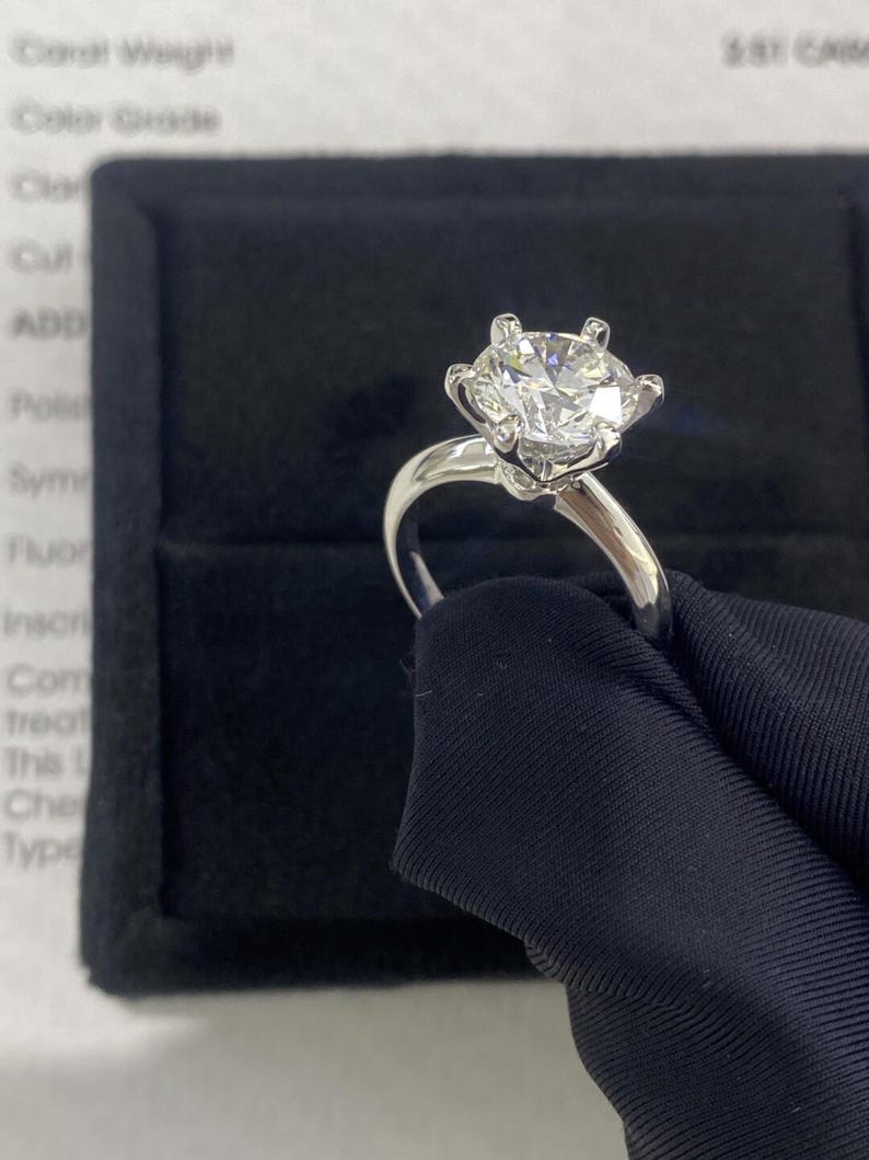 2.50ct-3.50ct Round Cut Lab Grown Diamond Solitaire Engagement Ring
