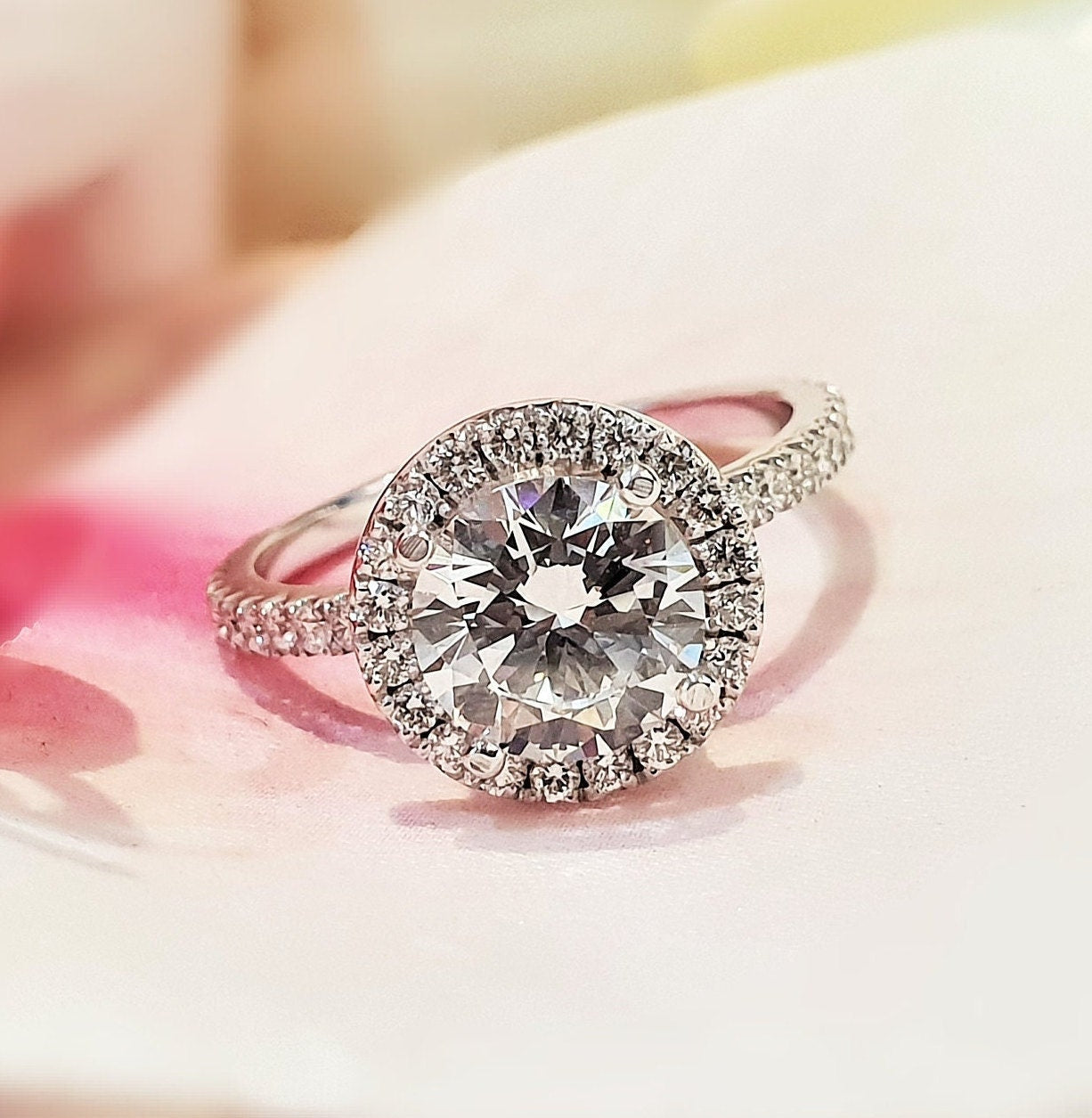 round-cut-halo-g-vs1-lab-grown-diamond-engagement-ring
