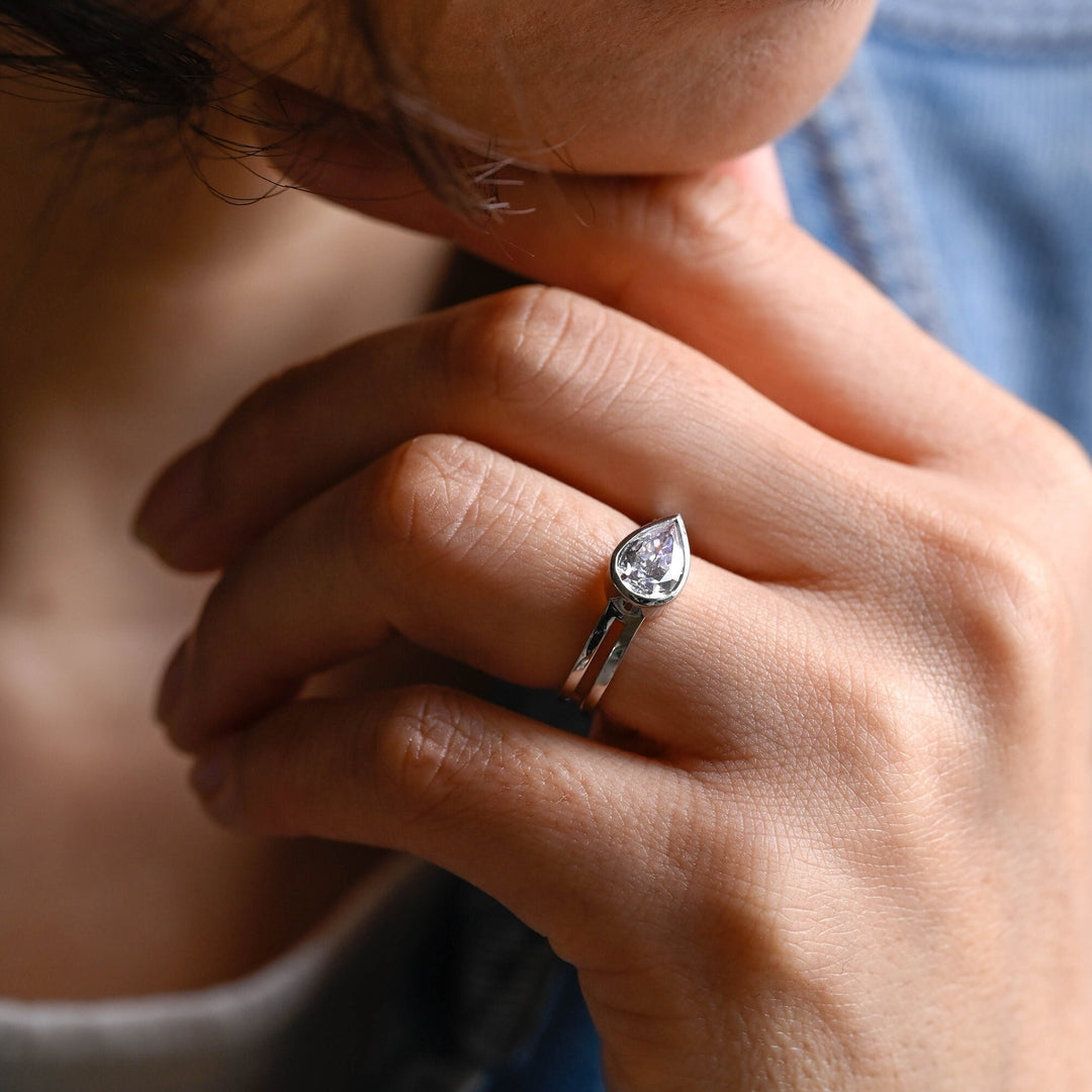1.0ct-2.0ct Unique Bezel Set Pear Cut Lab Grown Diamond Engagement Ring