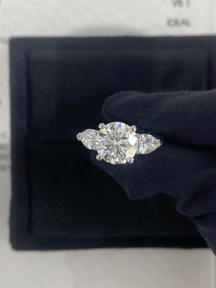 1.50ct-2.50ct Round Cut Lab Grown Three Stone Diamond Engagement Ring