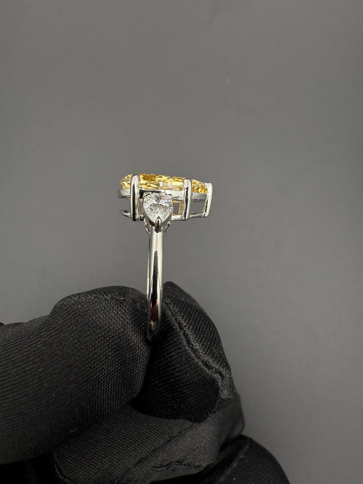 pear shape diamond engagement ring
